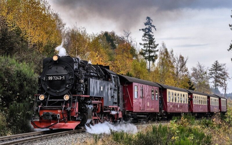Dampflok mit Personenwagen im herbstlichen Harz