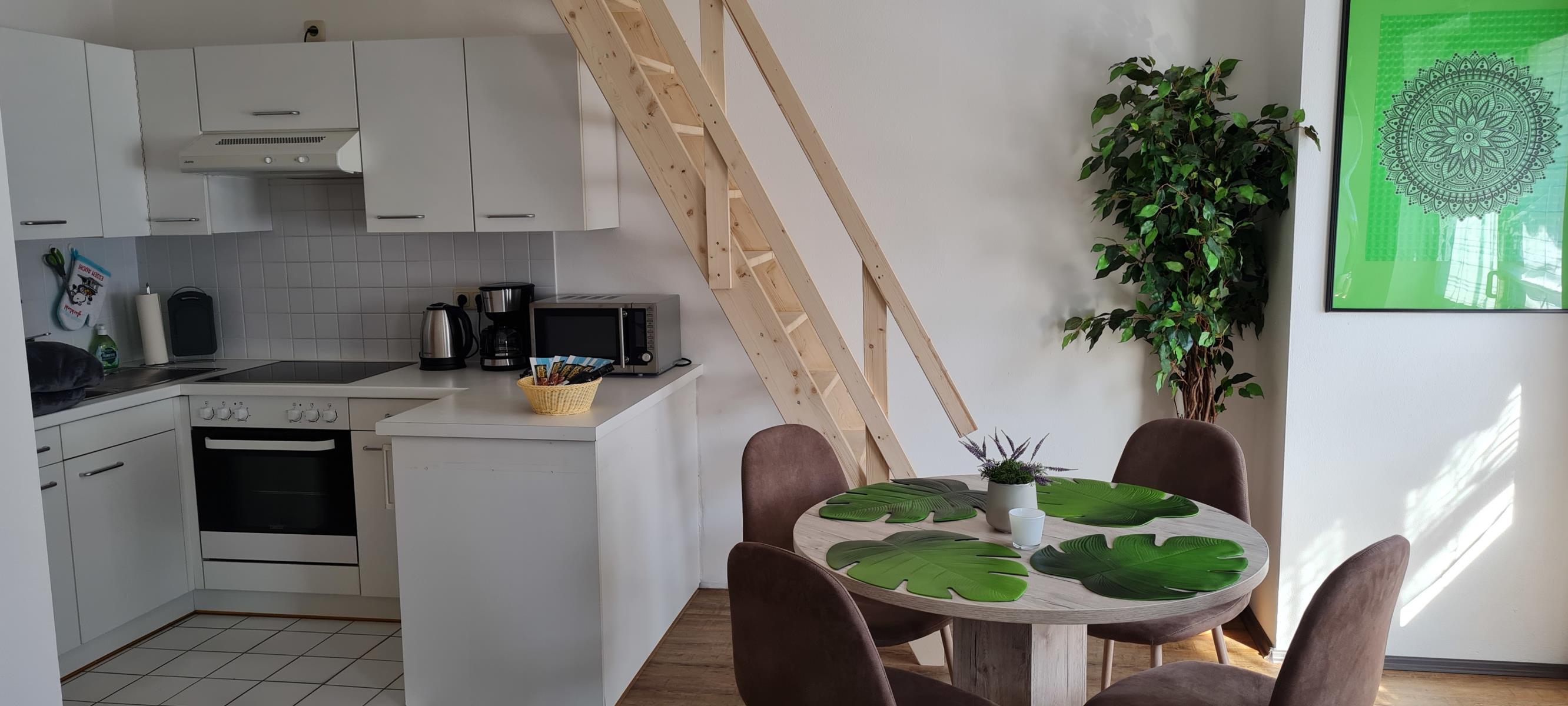Esszimmer, Küche mit Treppe zur Schlafgalerie