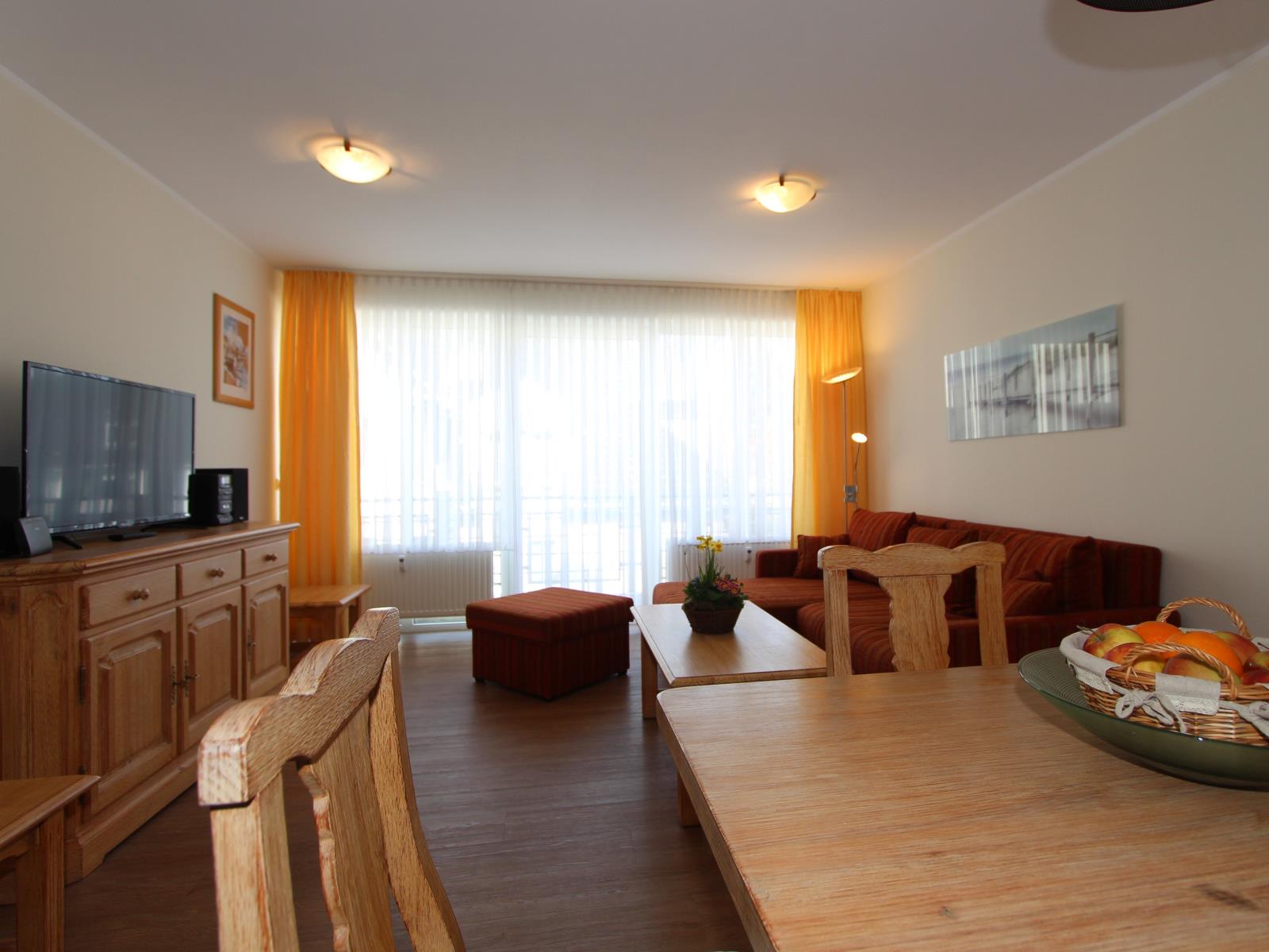 Wohnzimmer mit bequemem Sofa