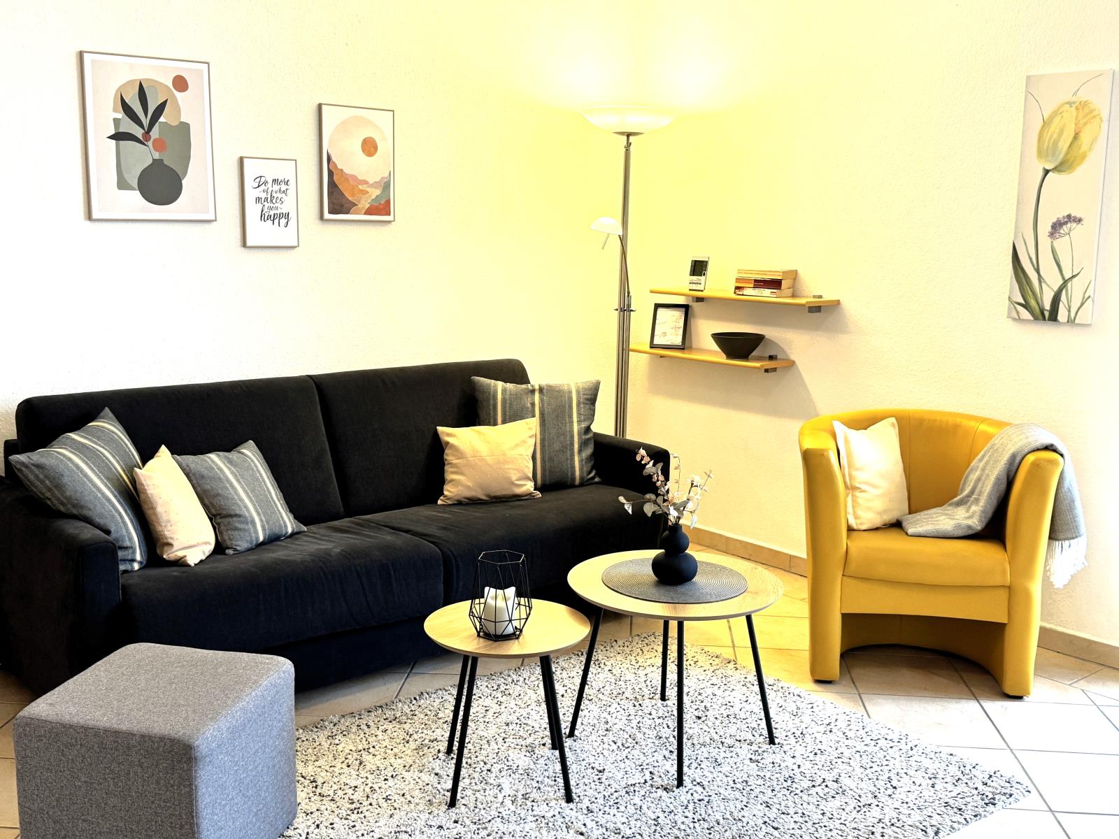 Gemütliche Sitzecke mit Schlafcouch