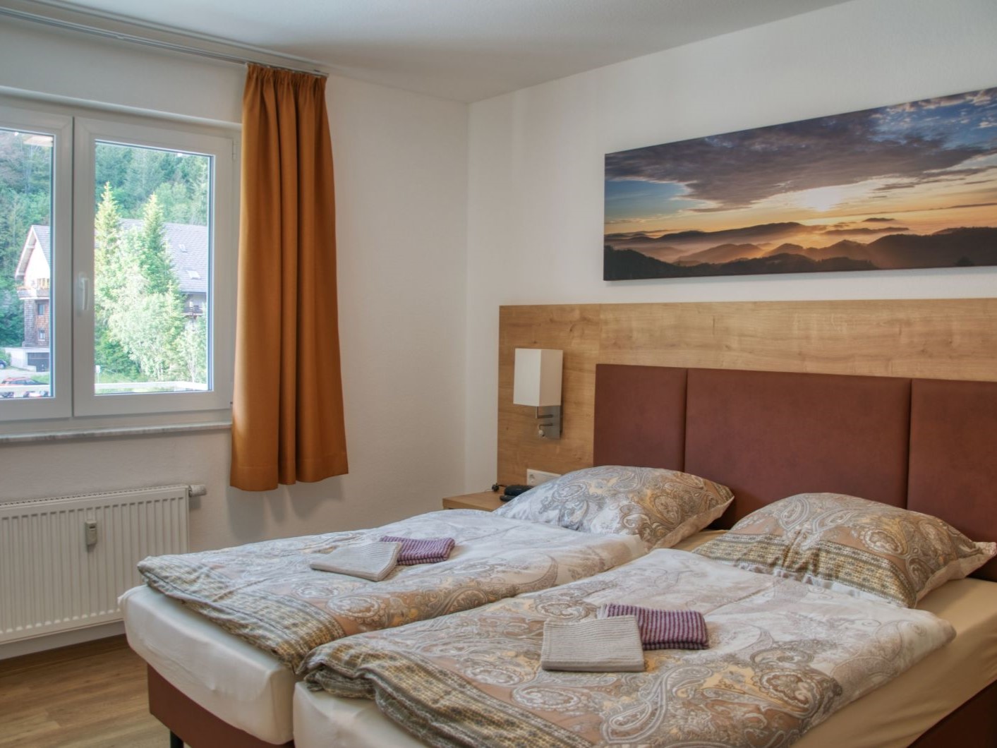 Schlafzimmer mit Blick Richtung Fenster