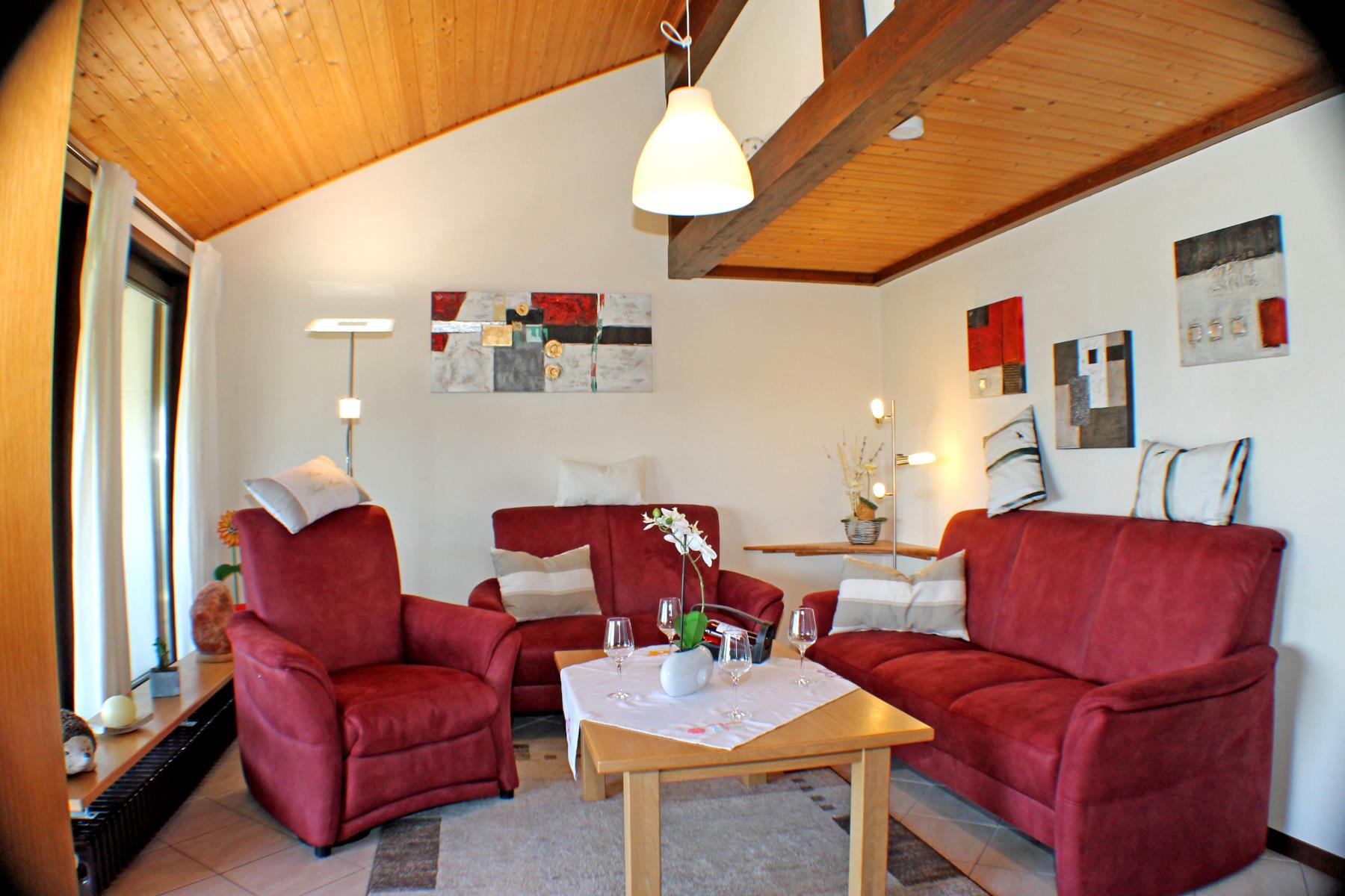 Wohnzimmer mit gemütlicher Couchgarnitur