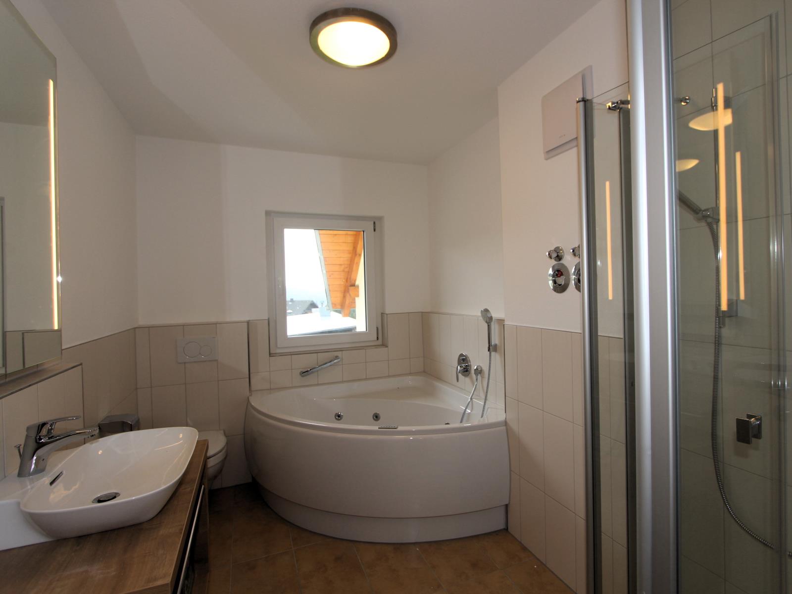 Ferienwohnung am Feldberg - Modernes Bad mit Whirlpoolwanne