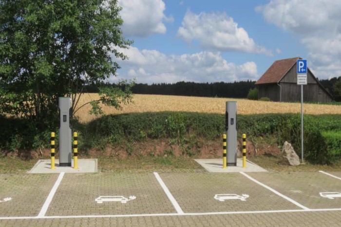 Ladesäulen für Elektroautos im Feriendorf Öfingen