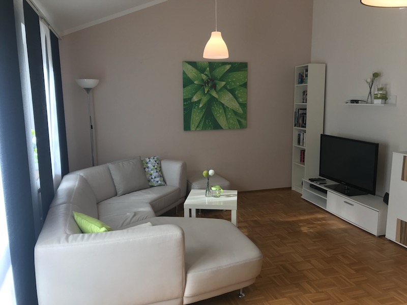 Wohnzimmer mit Couch und 3D-TV
