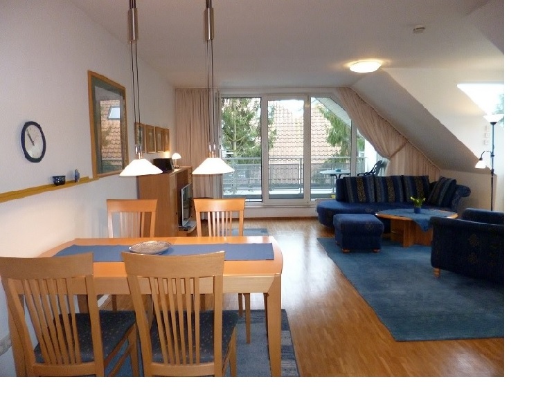 Den großen Flachbildschirm im Wohnzimmer genießen