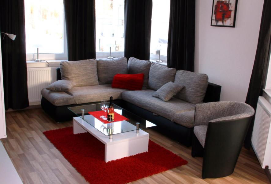 Modernes Wohnzimmer mit großem Sofa