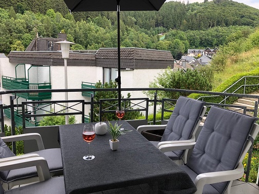 mit Zugang zum Balkon