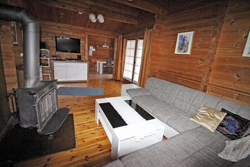 gemütlicher Wohnraum mit Flachbild-TV
