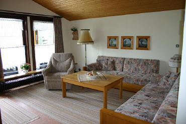 Wohnzimmer mit gemütlicher Couchgarnitur