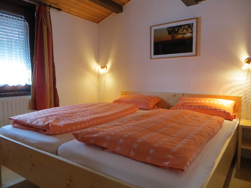 Schlafzimmer mit Doppelbett