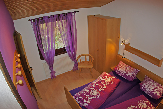 Brombeer-Zimmer mit Doppelbett