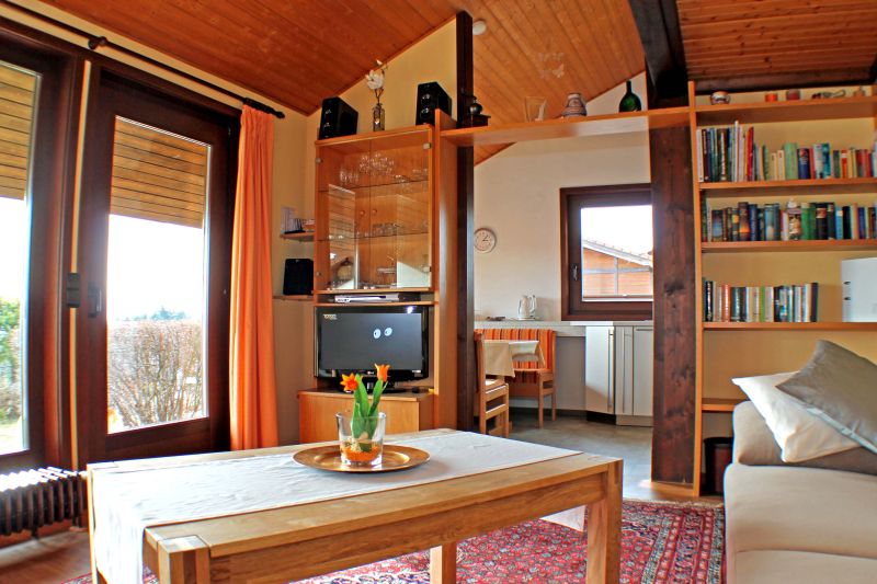 Wohnraum mit Blick auf Küchenbereich